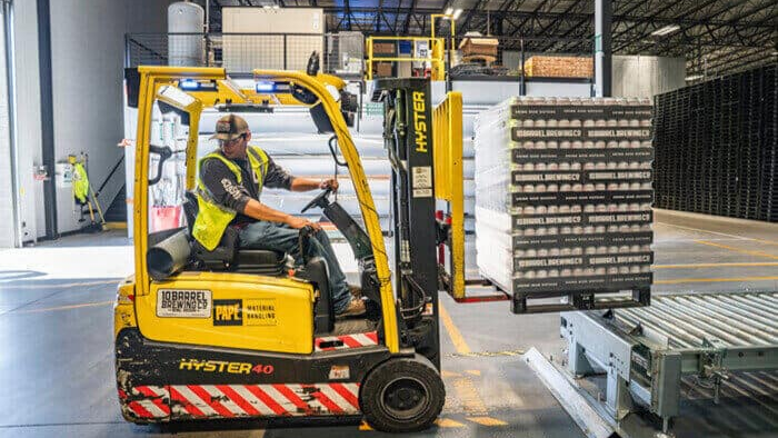 التوزيع والخدمات اللوجستية